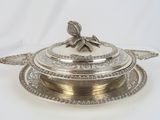 une assiette en argent antique avec un oiseau sur le dessus