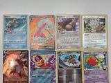 il y a beaucoup de cartes Pokémon accrochées au mur dans la pièce