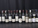 plusieurs bouteilles de vin alignées sur une table