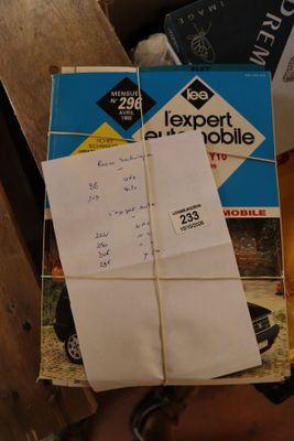une pile de papiers et un livre posés sur une table