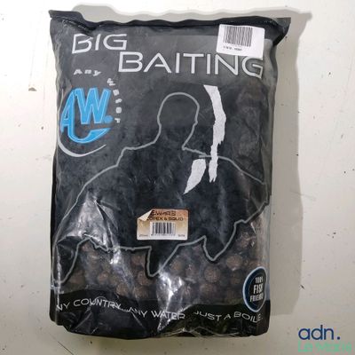 un sac de gros appâts pour poissons posé sur la table