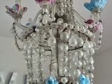 un lustre orné de fleurs et de papillons suspendu au plafond