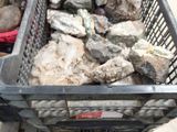 un panier rempli de pierres posé sur une palette