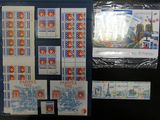 de nombreux timbres exposés sur la table