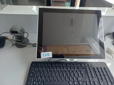 un ordinateur portable posé sur un bureau, avec un clavier
