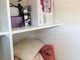 une étagère contenant beaucoup d'objets