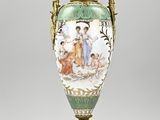 un vase posé sur un socle, sur une surface grise
