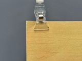 une photo d'un morceau de bois sur lequel est fixé un bout de papier
