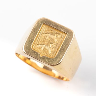 a picture of a gold ring with a lion on it