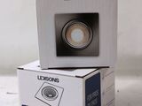 La boîte est ouverte et prête à être utilisée comme luminaire.