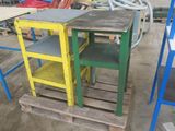 une table et deux chaises dans une pièce où se trouvent des palettes