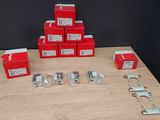 une pile de boîtes rouges posée sur une table en bois