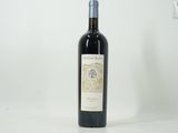 une bouteille de vin posée sur une table