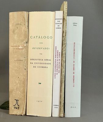 trois livres sont empilés sur une table