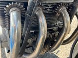 un gros plan sur le moteur et le pot d'échappement d'une moto