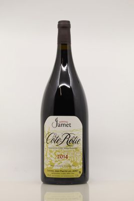 gros plan d'une bouteille de vin sur une table