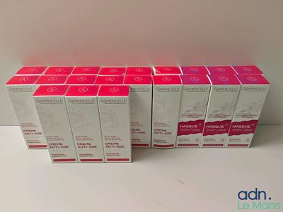 un lot de quatre boîtes de rouge à lèvres rose posées sur une table blanche