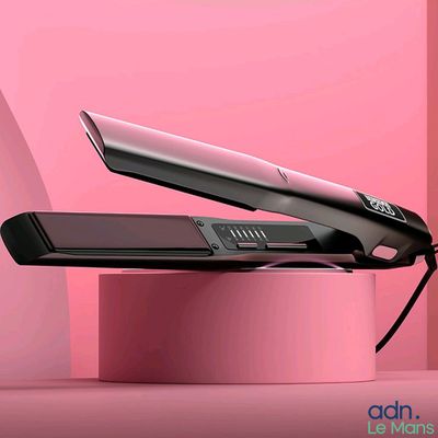 un sèche-cheveux posé sur une boîte rose