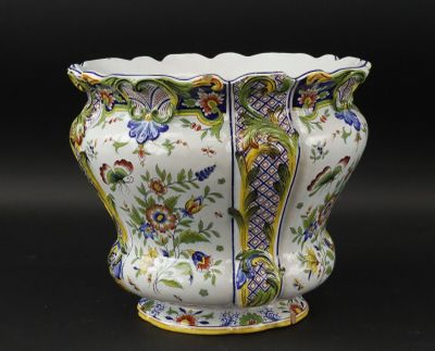 un gros plan d'un vase posé sur une surface noire, avec un fond noir