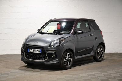 la photo d'une petite voiture garée dans un garage