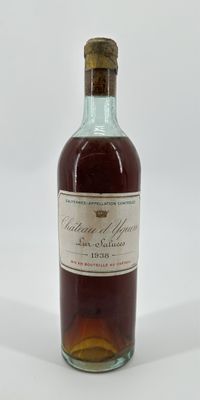 l'image d'une bouteille d'alcool posée sur une surface blanche