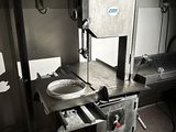 une machine posée sur une table dans une pièce