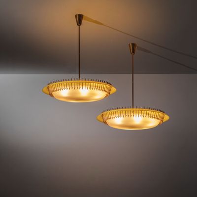 deux lampes suspendues au plafond d'une pièce