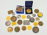 un lot de pièces de monnaie posées sur une table