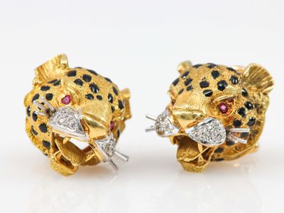 Paire de boucles d'oreilles en or émaillé noir figurant des …