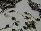 une table sur laquelle sont disposés de nombreux types de bijoux différents