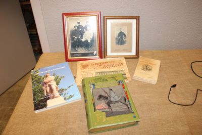 trois livres posés sur la table, à côté d'une paire de lunettes et d'une autre paire de lunettes