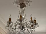 un lustre en cristal suspendu au plafond d'une pièce