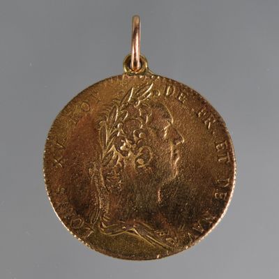 gros plan d'une pièce d'or portant un visage de femme