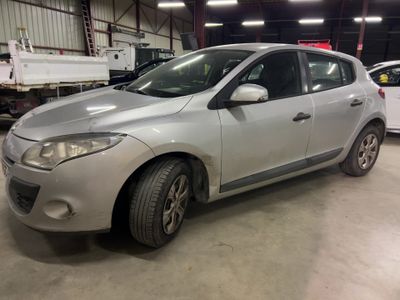 la photo d'une voiture argentée garée dans un garage
