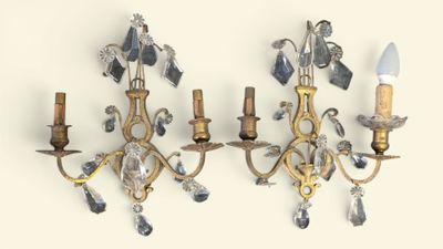 deux appliques murales accrochées au mur