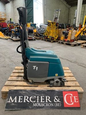 a machine that is sitting on a pallet in a warehouse