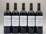 six bouteilles de vin sont alignées dans une rangée
