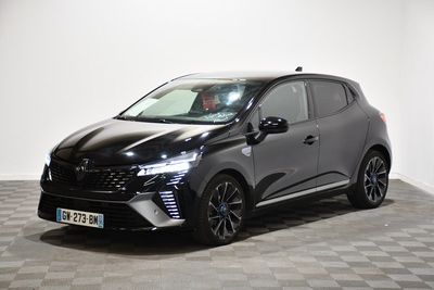 la nouvelle Toyota C-HR dans un showroom au sol à damier