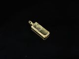 un pendentif plaqué or représentant un appareil photo sur fond noir