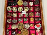 une boîte en bois remplie d'une multitude de boutons de toutes sortes
