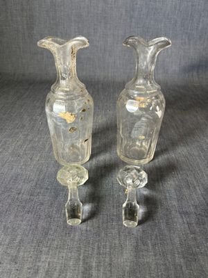 deux vases en verre transparent posés sur une surface grise