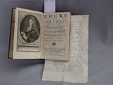 un livre ouvert sur lequel est représenté un homme assis