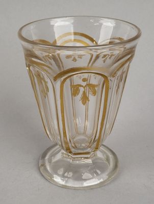 un verre orné d'un motif doré