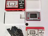 une boîte « Game & Watch » contenant un « Game & Watch »