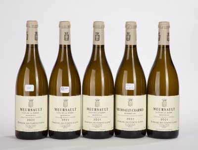 six bouteilles de vin sont alignées sur une surface blanche