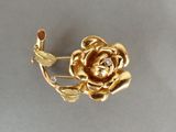 Broche rose en plaqué or jaune, ornée de cristaux transparents