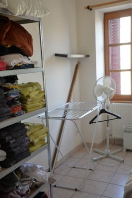 une photo d'une pièce où l'on voit des vêtements suspendus à un portant