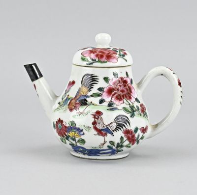 théière en porcelaine chinoise décorée de fleurs et d'oiseaux sur fond blanc