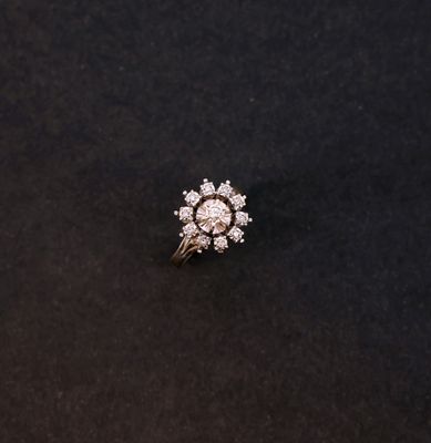 gros plan d'une bague en diamant sur une surface noire