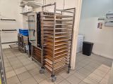 une photo d'une cuisine professionnelle avec une étagère remplie de plateaux
